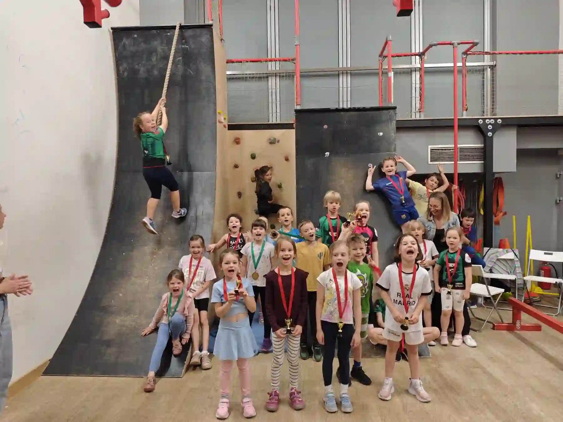 Wspólne zdjęcie gości urodzinowych na sali ninja