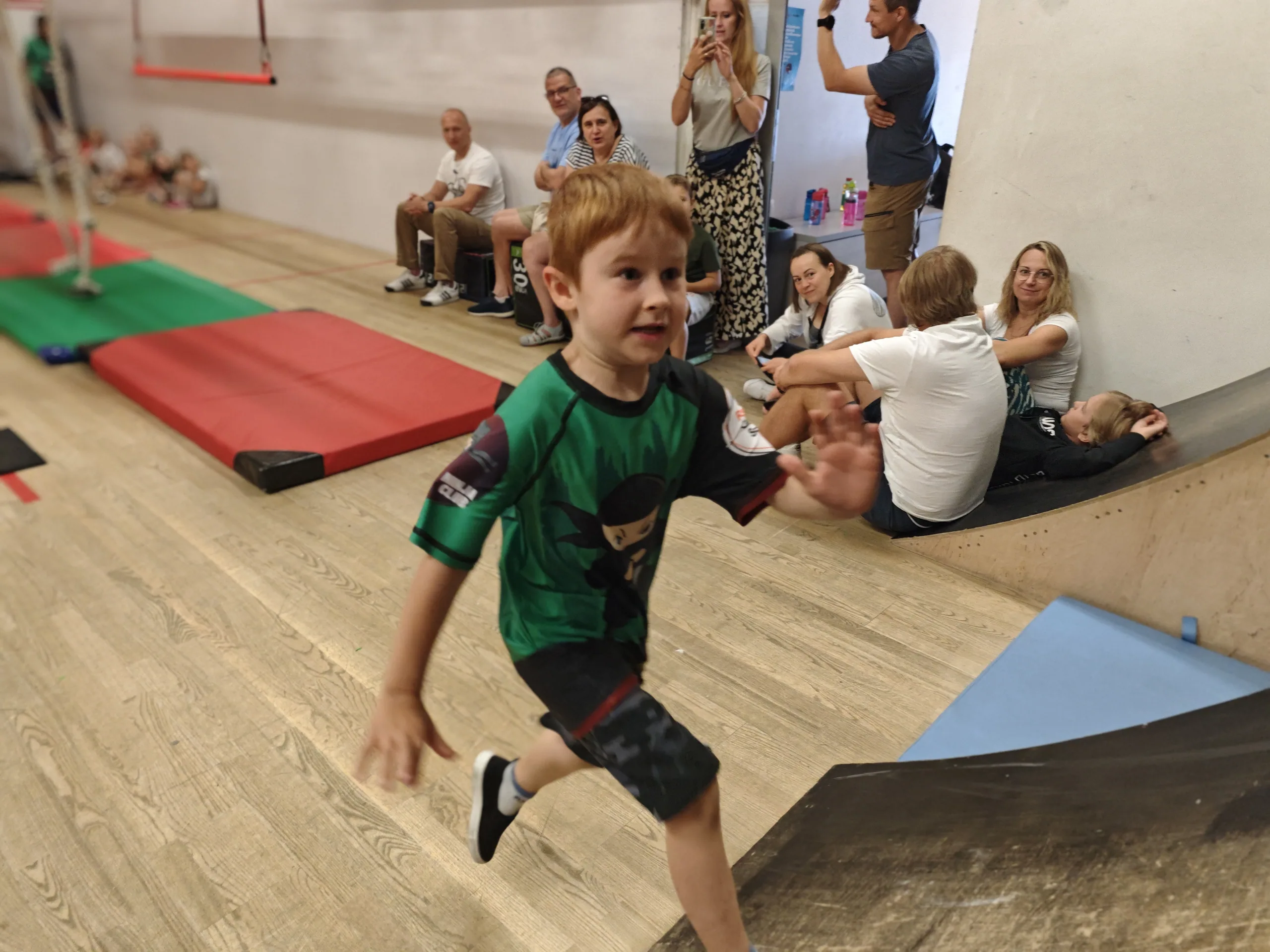 Zawodnik Ninja Club biegnący po torze przeszkód
