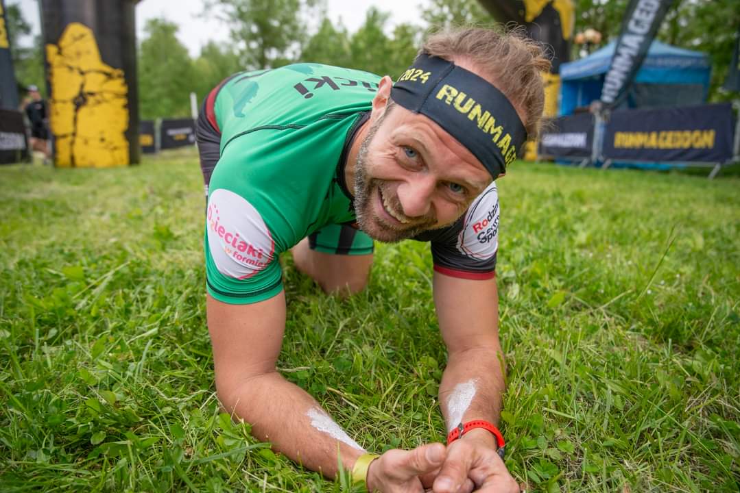 Dariusz Ilnicki na trasie biegu przeszkodowego Runmageddon