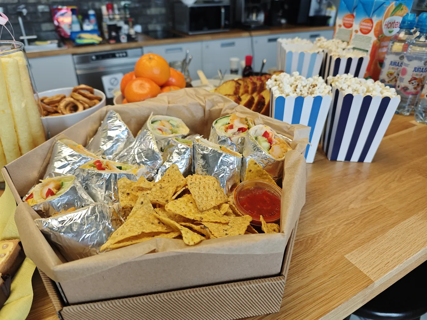 Box z przekąskami, nachos i popcornem na wydarzeniu firmowym