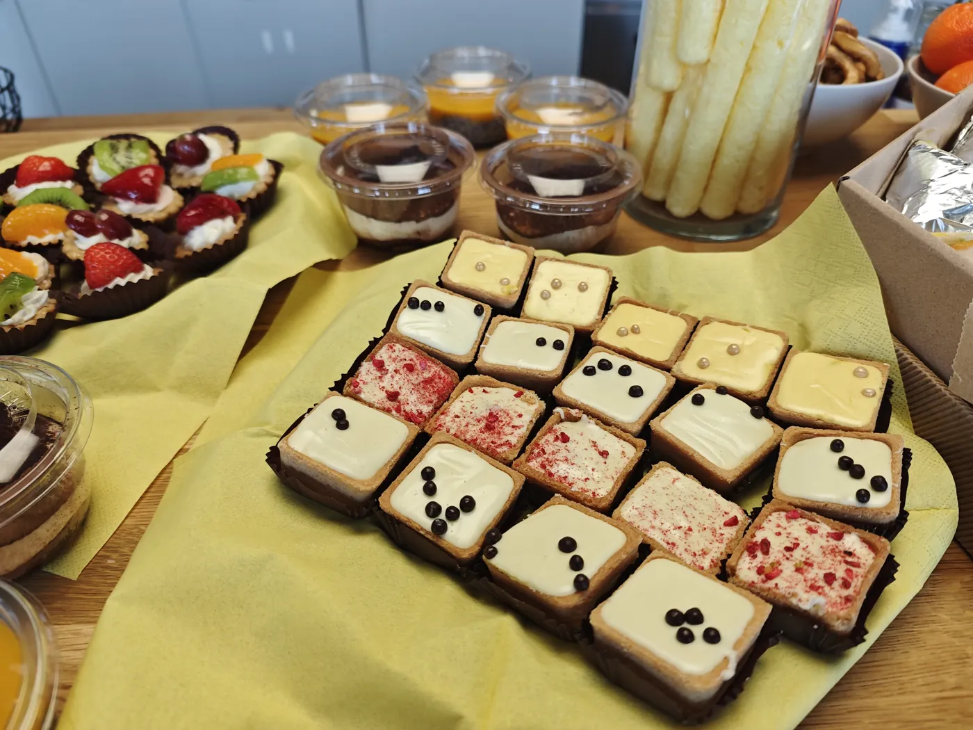Kolorowe ciasteczka i tartaletki przygotowane na event