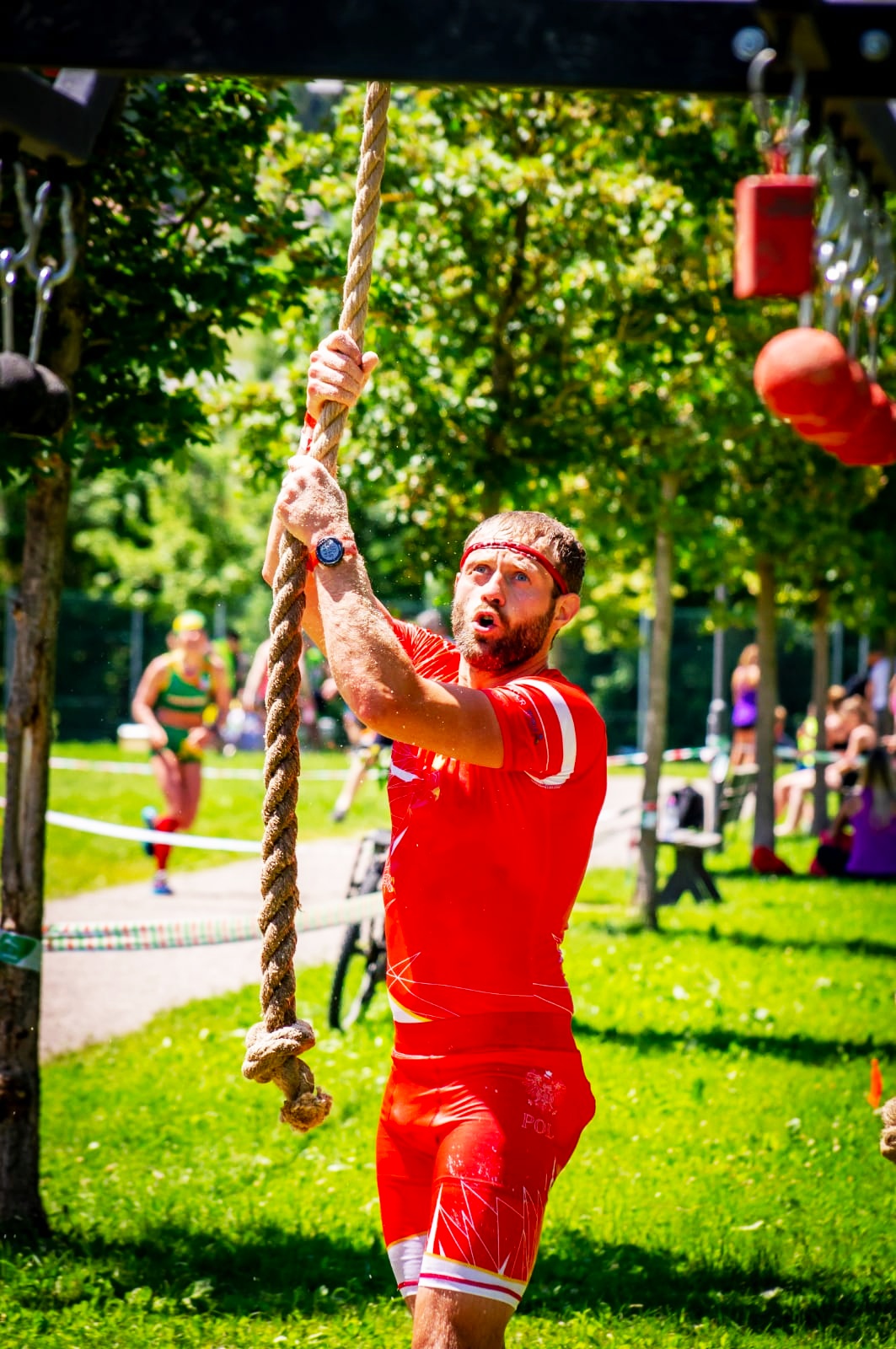 Dariusz Ilnicki, trener i założyciel Ninja Club, wspina się po linie na torze przeszkód