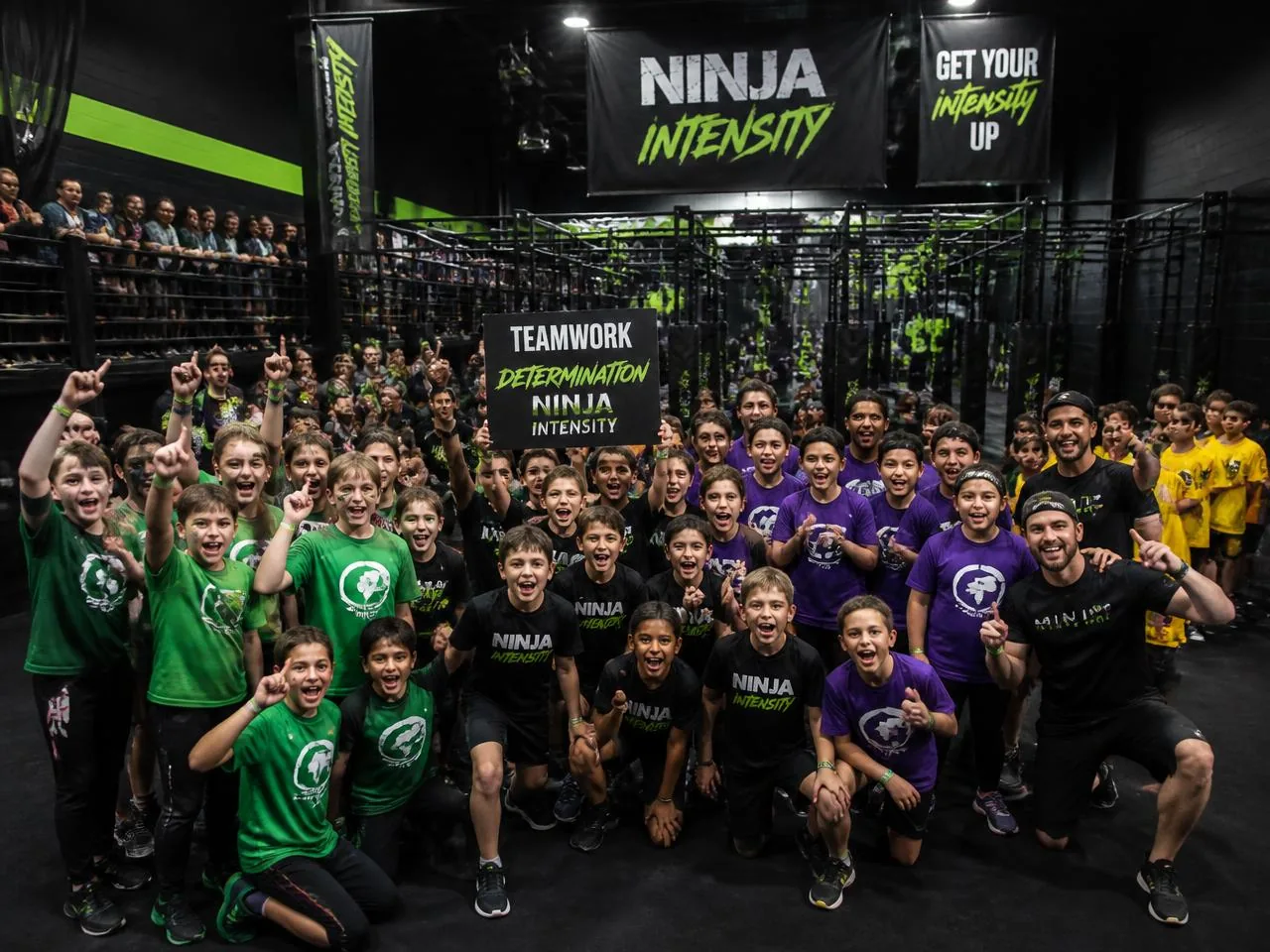 Grupa dzieci i trenerów podczas eventu na torze ninja